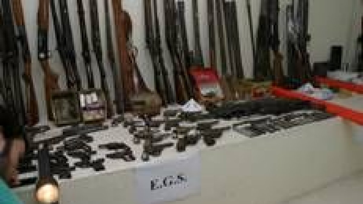 Parte de las armas que la Guardia Civil ha incautado a los traficantes en Verín y Xinzio de Limia
