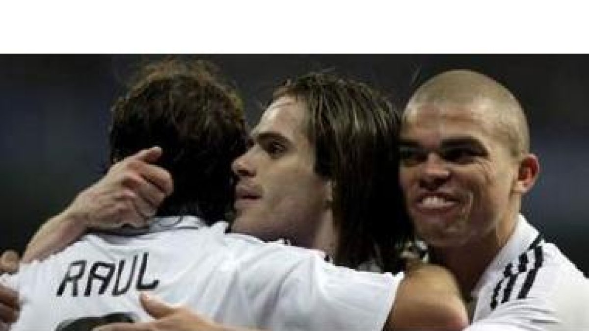 Raúl González (i) es felicitado por sus compañeros Gago y Pepe (d), tras marcar uno de sus dos goles