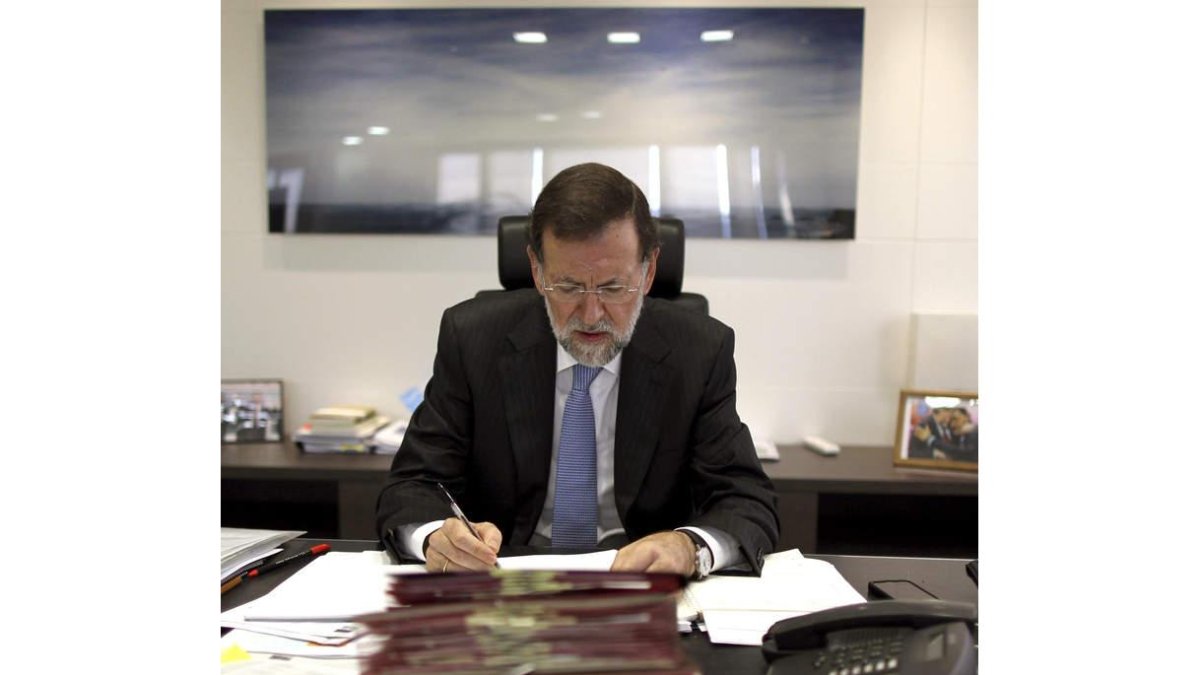 Mariano Rajoy trabajando ayer por la mañana en su despacho de la calle Génova.