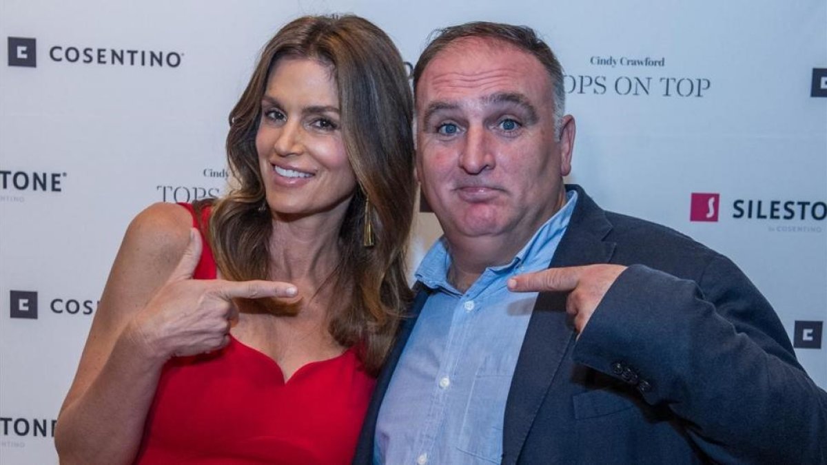 La modelo Cindy Crawford y el chef español José Andrés en Miami