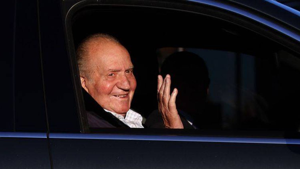 El Rey saluda a su llegada al Hospital Quirón de Madrid, este jueves.