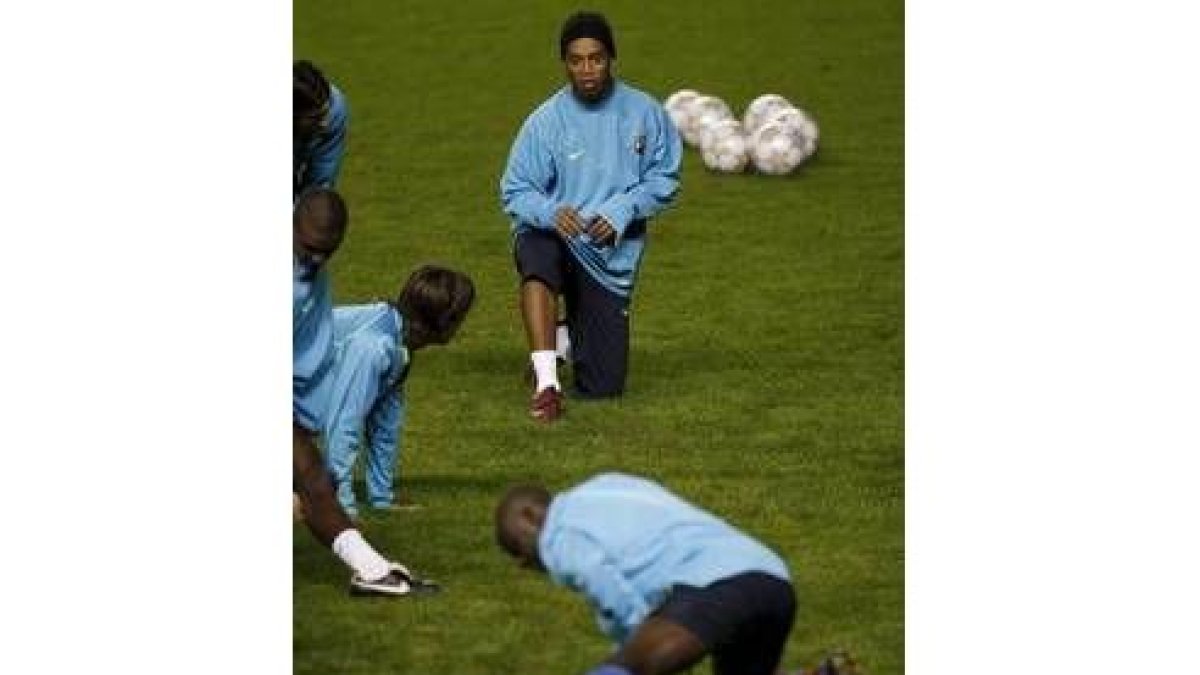 Ronaldinho entrenó ayer junto a sus compañeros y jugará de titular