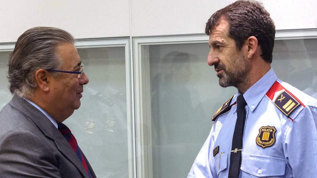 El ministro Juan Ignacio Zoido saluda al nuevo responsable de los Mossos, Ferrán López. J. J. GUILLÉN