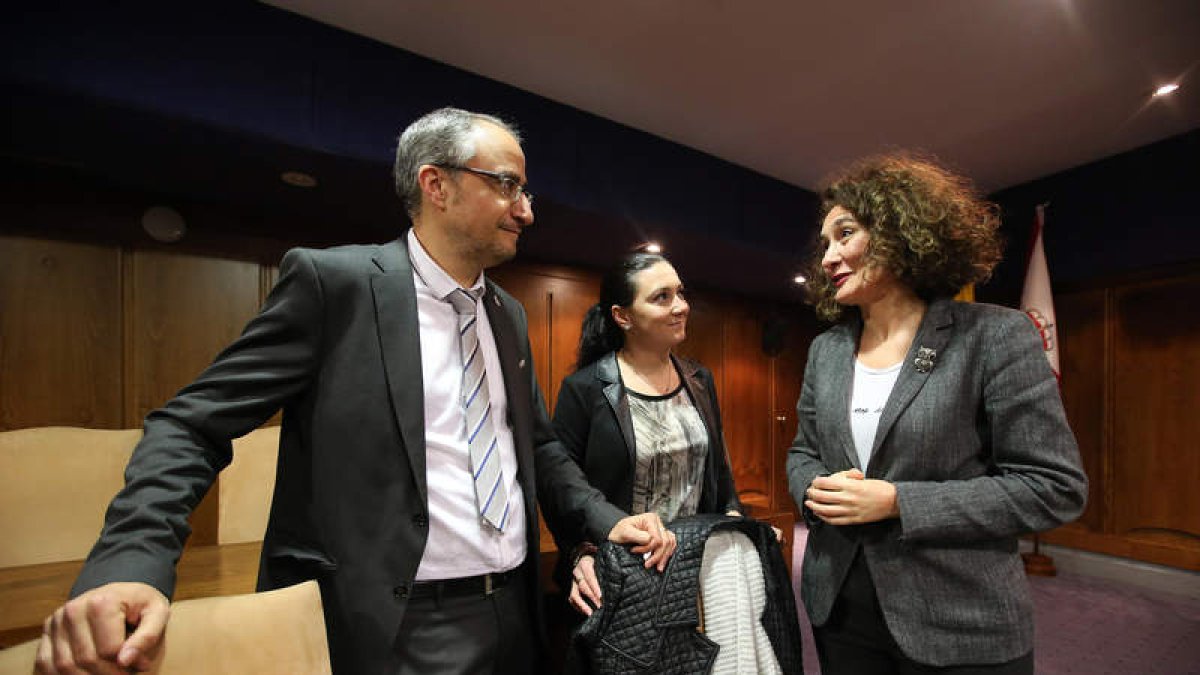 Olegario Ramón y Paula Rodríguez (PSOE), con la alcaldesa, ayer antes del Pleno