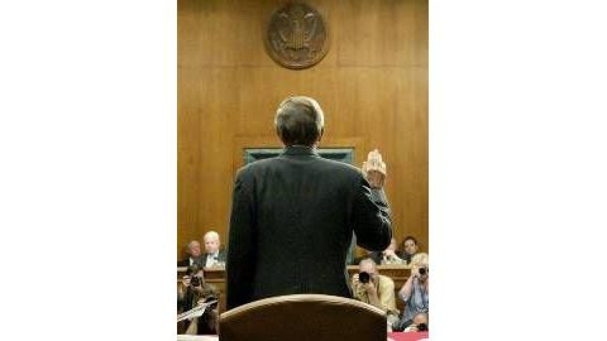Rumsfeld jura antes de testificar ante el Senado