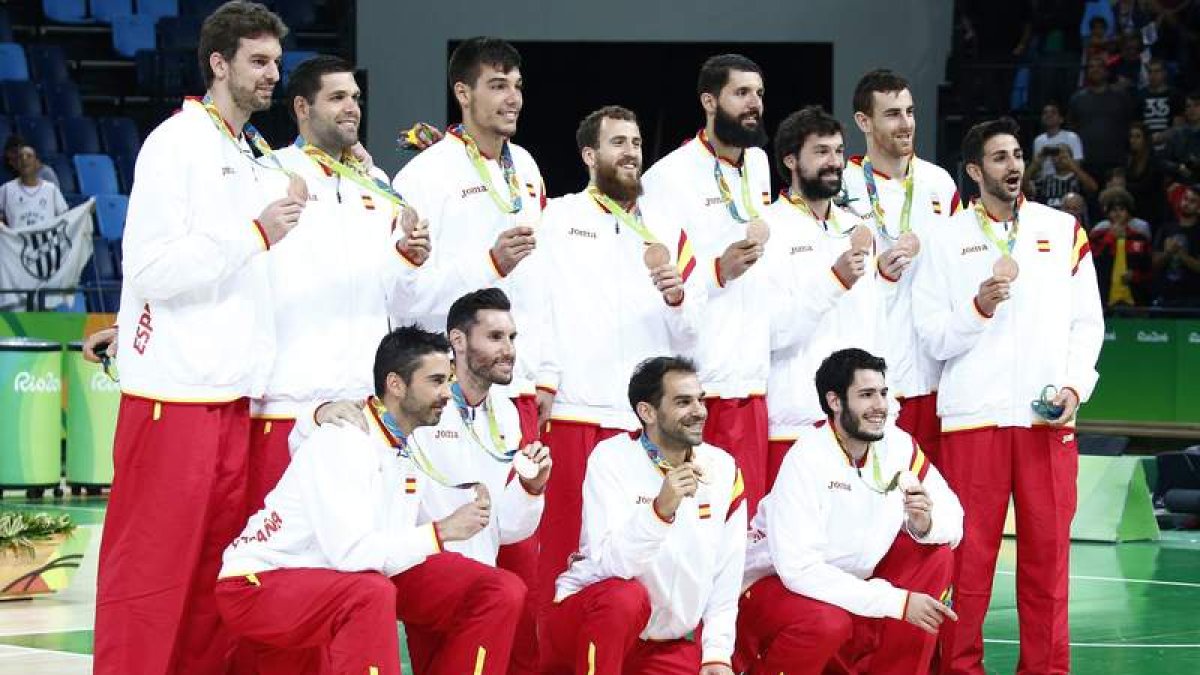 Los componentes de la selección española posan con su medalla de bronce. LARRY W. SMITH
