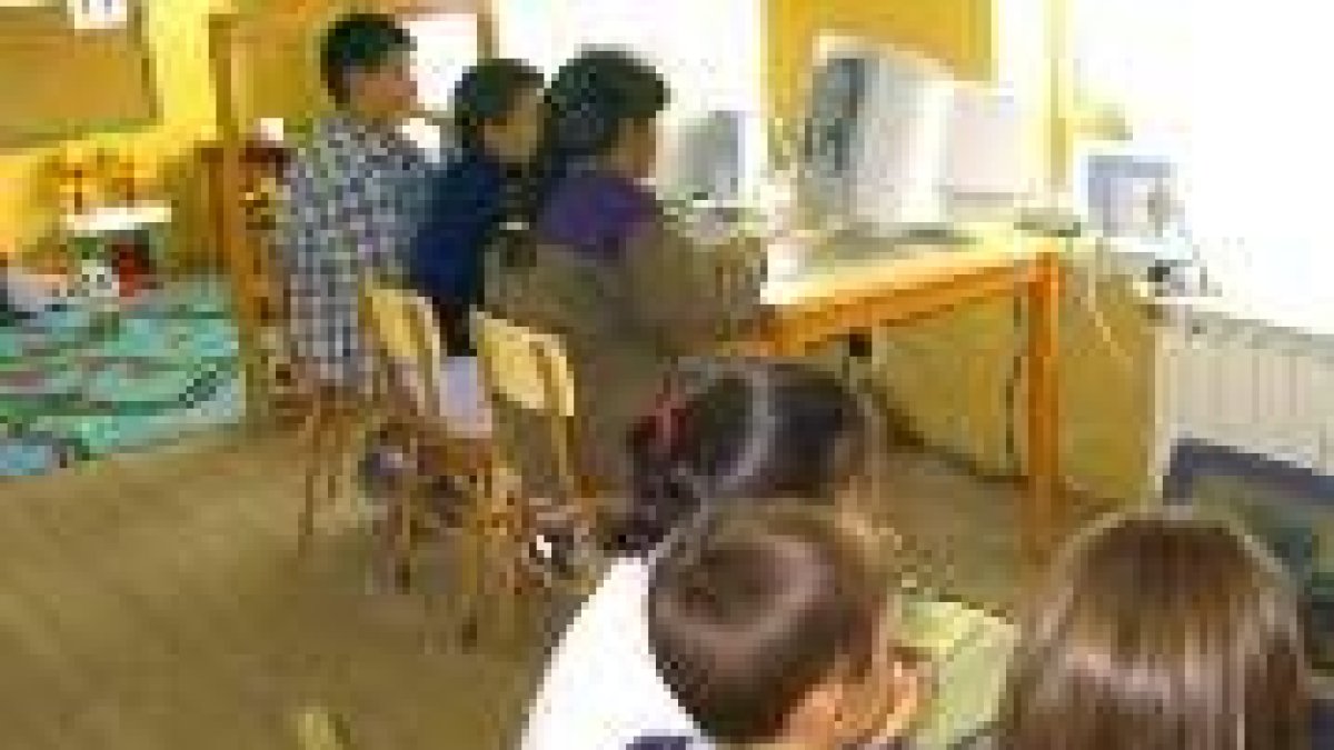 Niños disfrutando de Internet en el colegio del Burgo Ranero