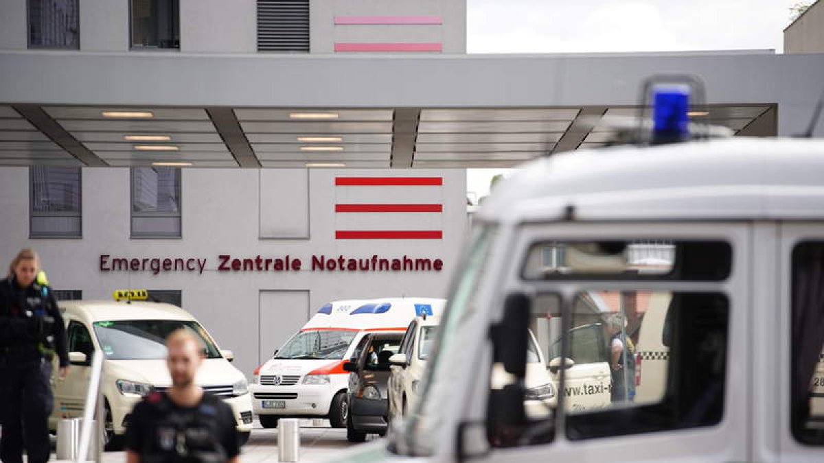 La policía custodia el hospital de Berlín donde permanece ingresado Alexei Navalni. CLEMENS BILAN