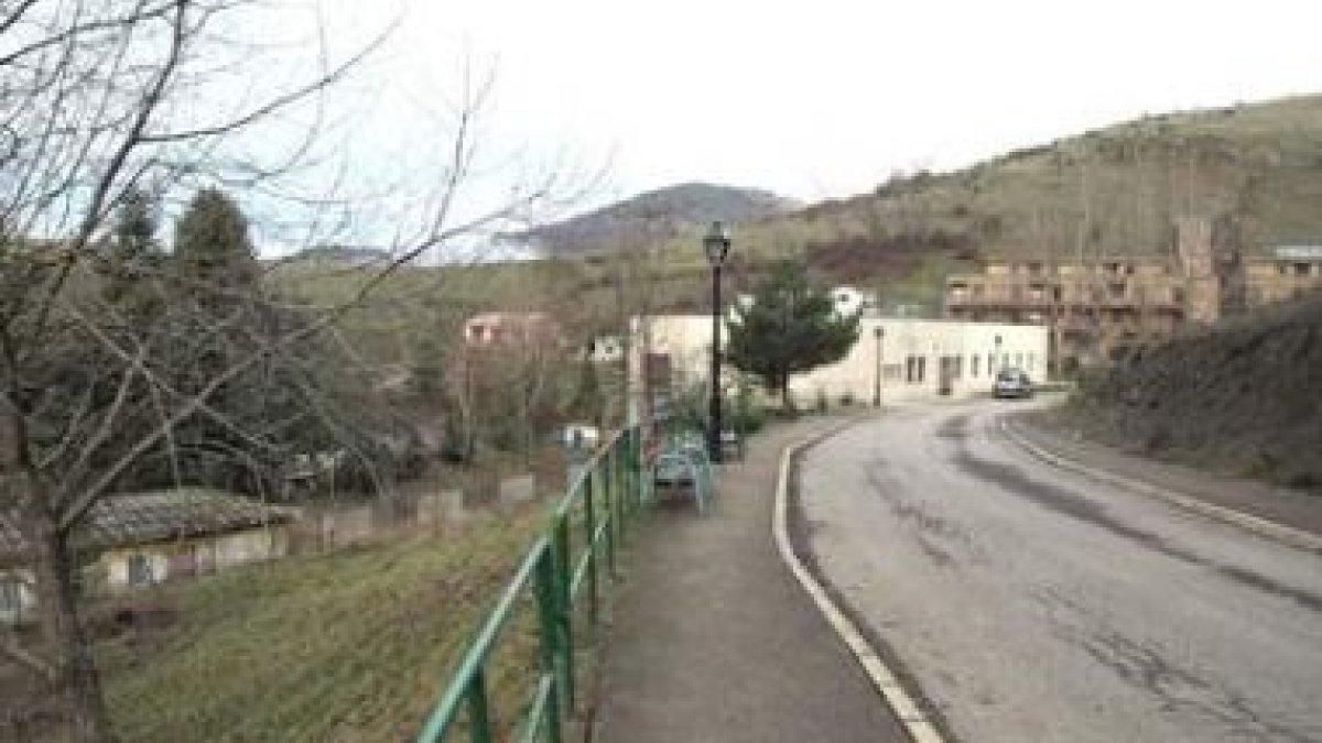 Zona junto al parque infantil donde se construirá la ampliación de la residencia de mayores.