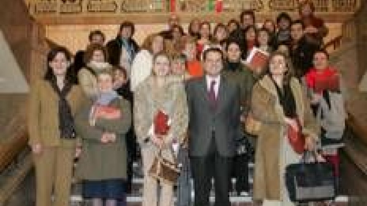 Amilivia posa en San Marcelo con todas las asociaciones de mujeres