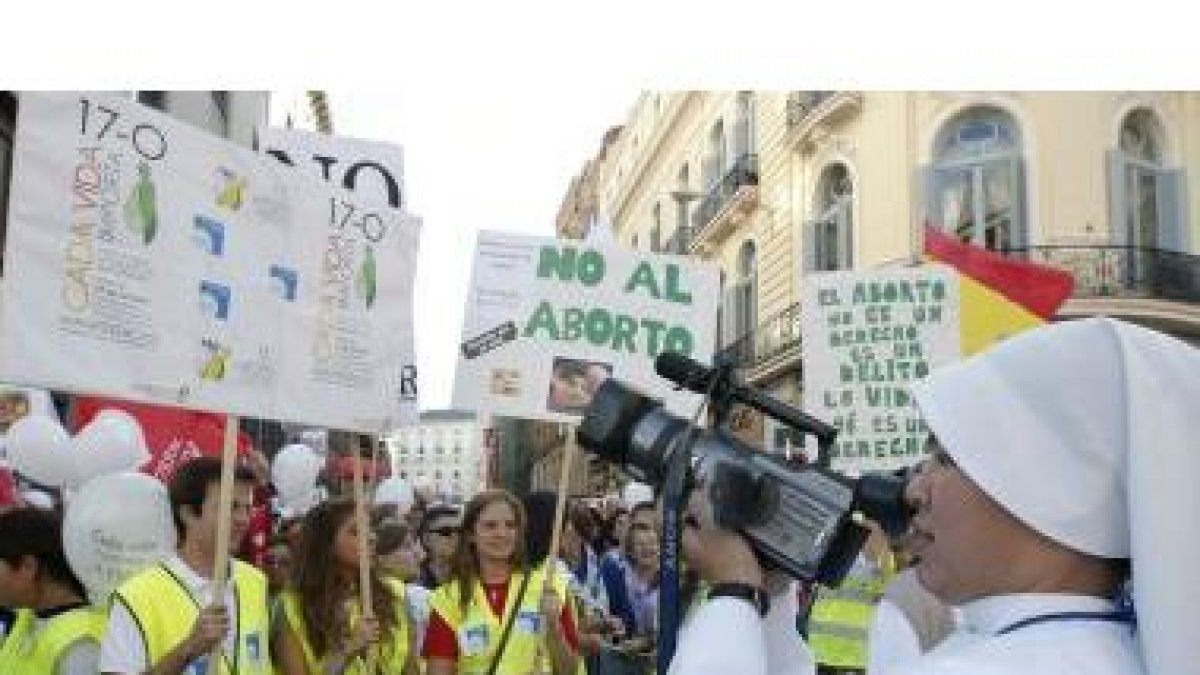 Integrantes de la marcha contra la reforma de la ley del aborto que se está desarrollando en Madrid.