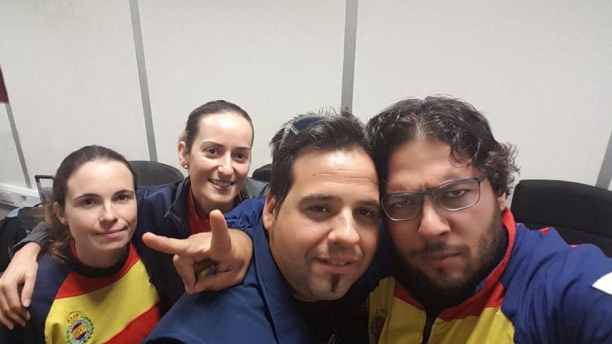 Fotografía colgada en las redes sociales del equipo, en el aeropuerto de Dubai.