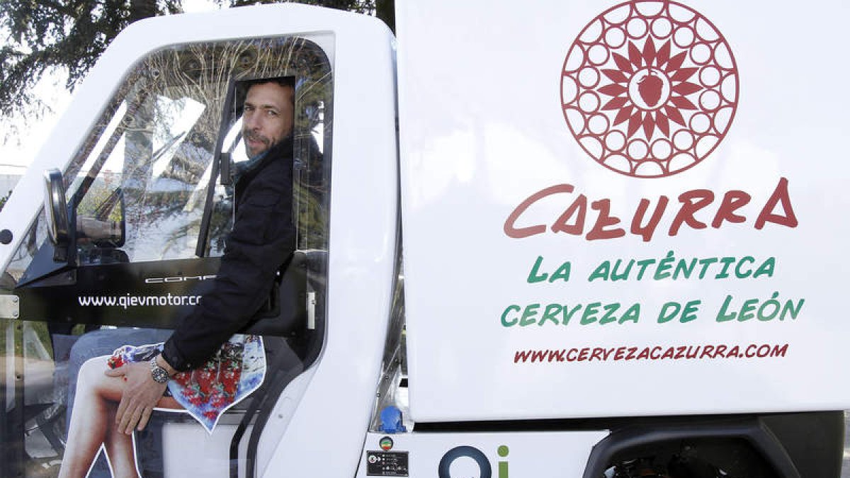 David Gil, dentro del vehículo eléctrico adaptado a las exigencias europeas del reparto de la última milla.
