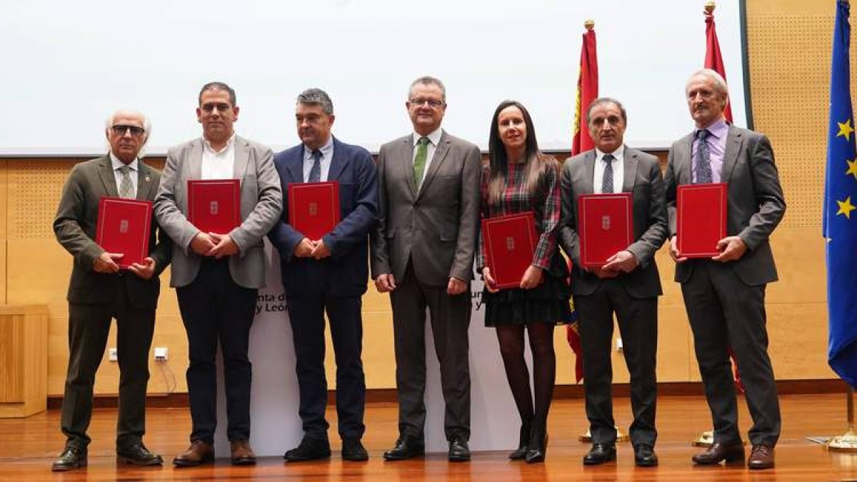 El consejero Gerardo Dueñas firmó los convenios con los Grupos de Acción Local de León. MIRIAM CHACÓN