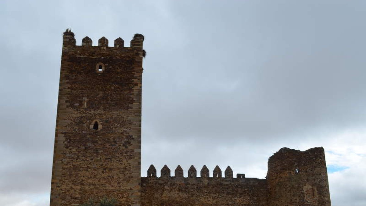 Imagen de archivo del castillo de Laguna de Negrillos. MEDINA