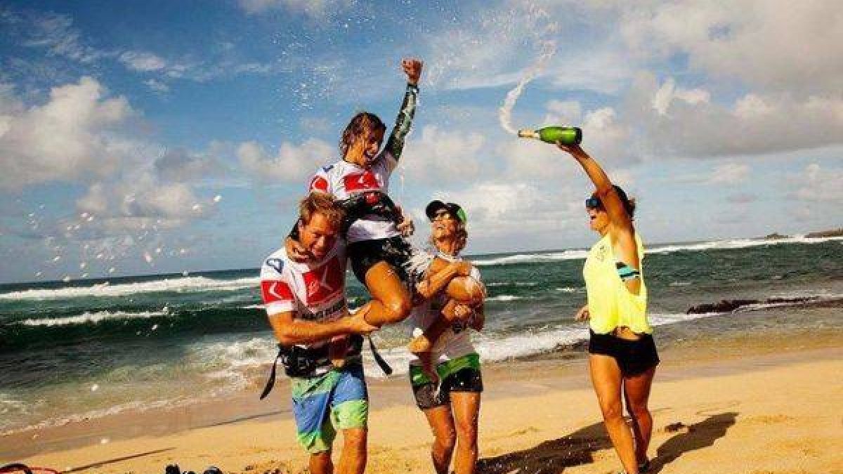 Iballa Ruano, alzada a hombros en Hawái como campeona de la Copa del Mundo por sus amigos (entre ellas su hermana Daida, subcampeona).