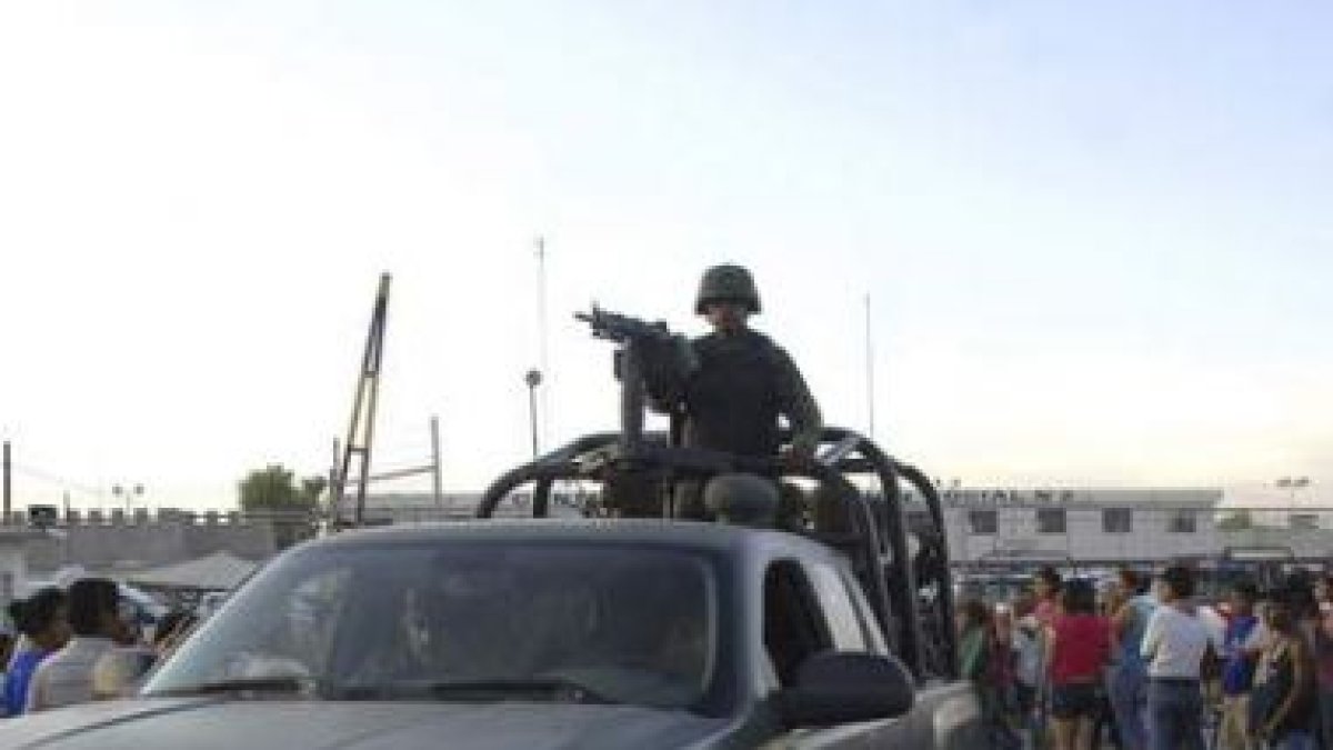 Un vehículo militar sale del penal Gómez Palacio, en el que se han producido los incidentes.