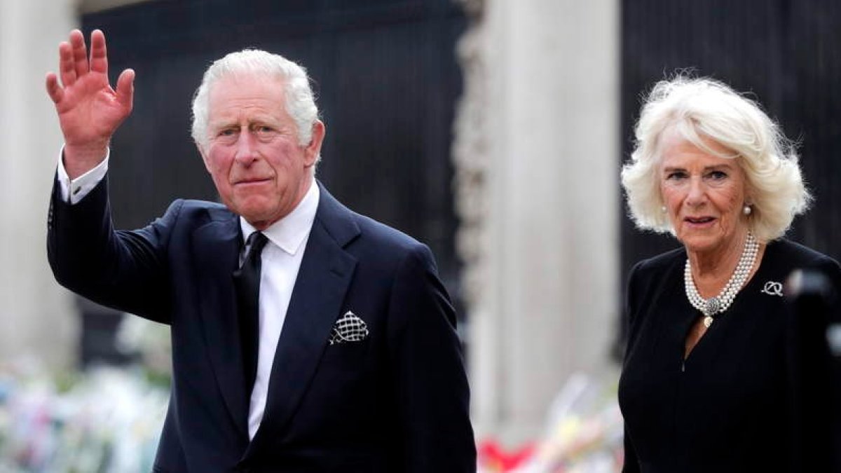 Carlos III, acompañado por Camila, saluda a las personas congregadas en el acceso al palacio de Buckingham para darle el recibimiento popular. OLIVIER HOSLET