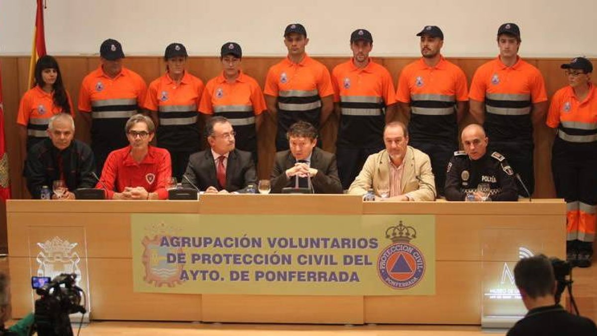 Responsables de bomberos, Folgueral, Salgueiro, Merayo y el mayor de la Policía Local con algunos voluntarios al fondo.