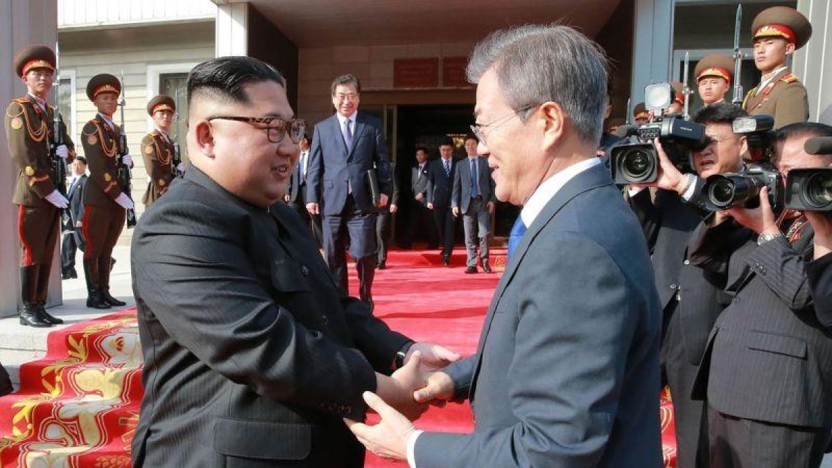 El presidente de Corea del Sur, Moon Jae-in, estrecha la mano a su homólogo de Corea del Norte, Kim Jong-un.