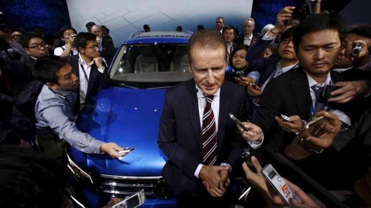 El director de la marca Volkswagen, Herbert Diess, atiende a la prensa tras la presentación del nuevo Tiguan GTE en la Tokyo Motor Show, este miércoles.