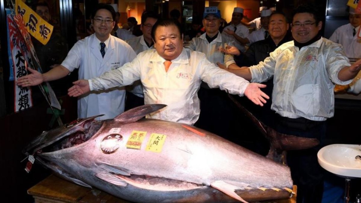 Kimura posa con el atún que ha logrado la mayor puja en la subasta del mercado de Tokio.