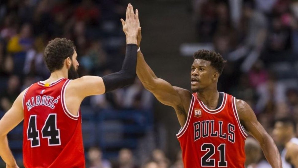 Butler lideró a los Bulls con 40 puntos para vencer a los Lakers.