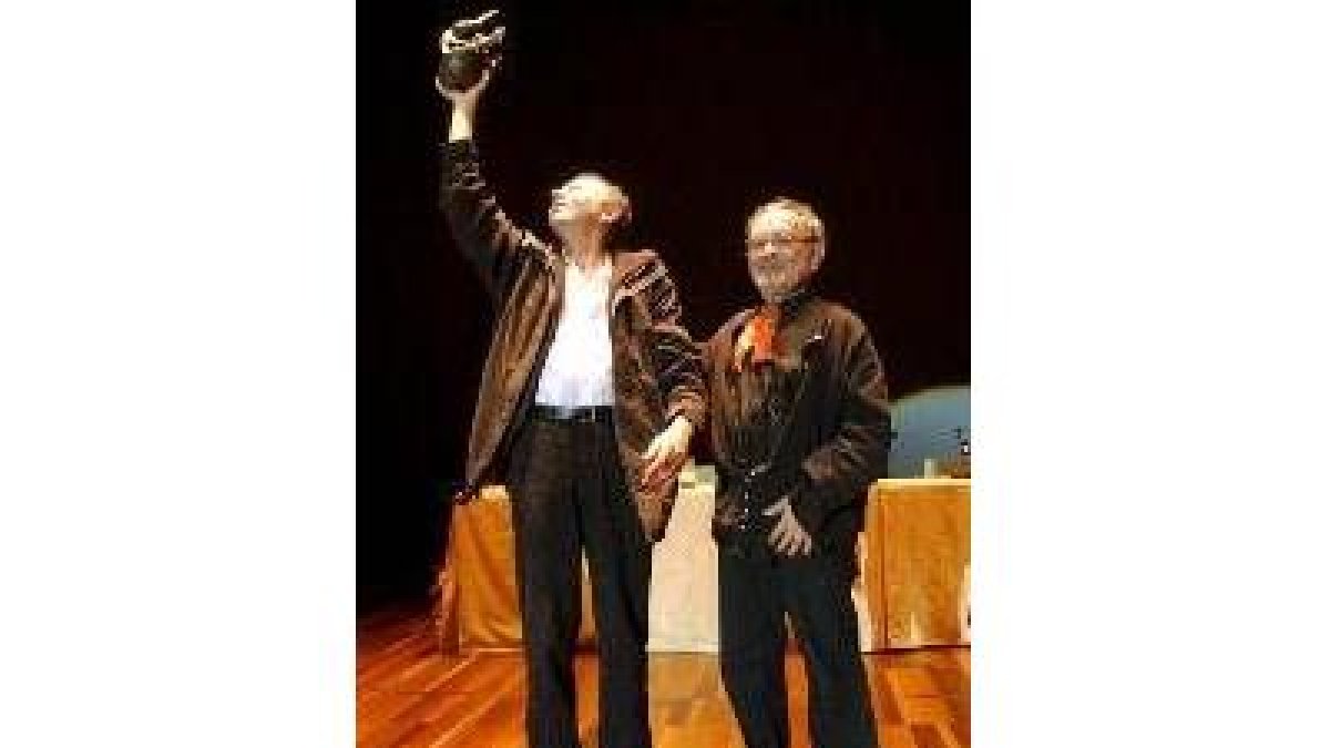 Houellebecq tras recibir el Premio Leteo de manos de Arrabal