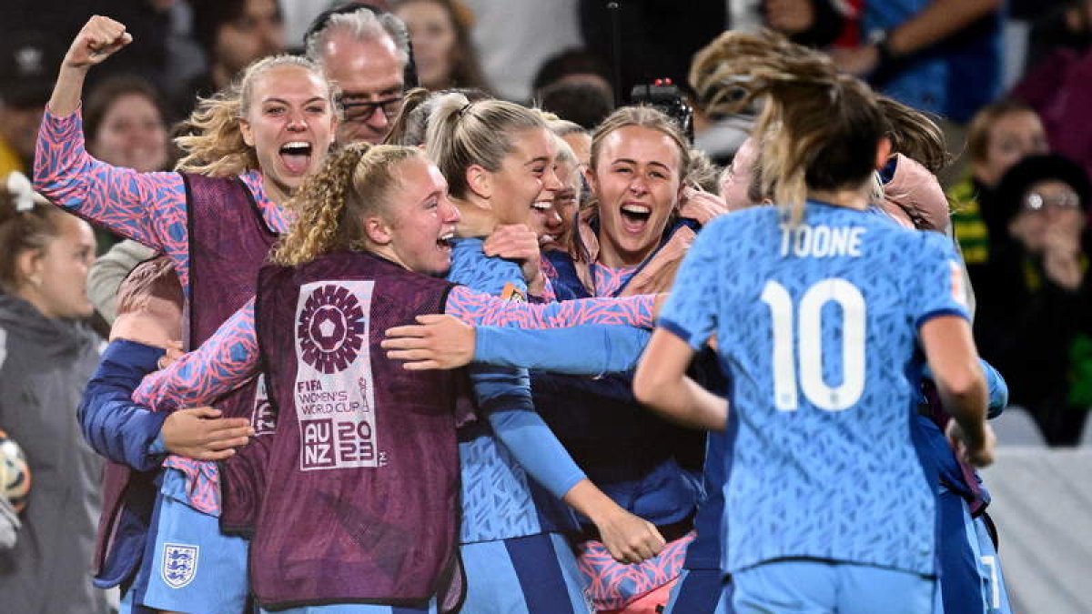 Las jugadoras de la selección inglesa celebran el pase a la final tras ganar a Australia. DAN HIMBRECHTS