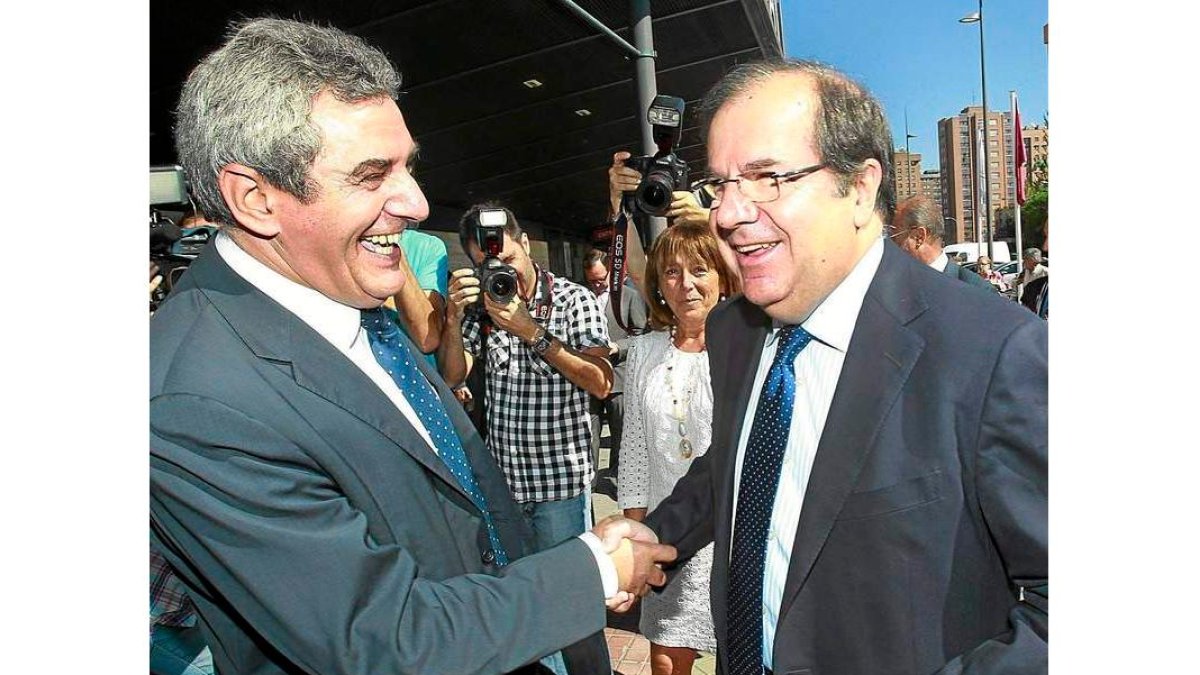 El socialista Julio Villarrubia saluda al presidente Herrera.