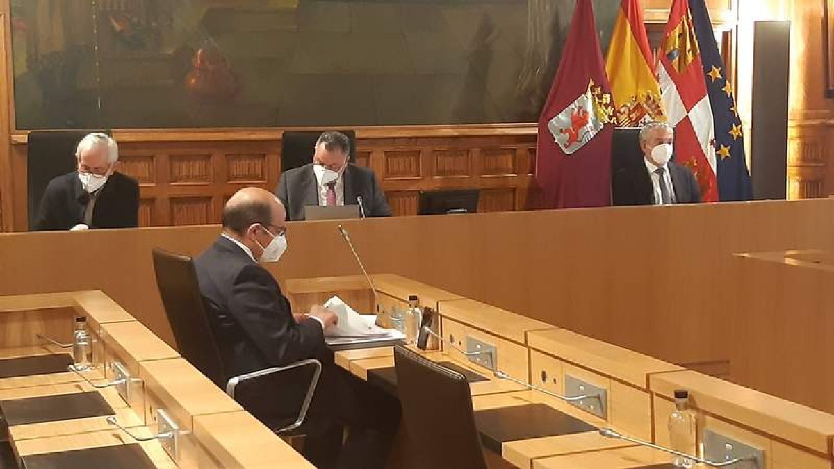 Castañón, Llorente, Morán y Sen, en el Pleno celebrado ayer. DL