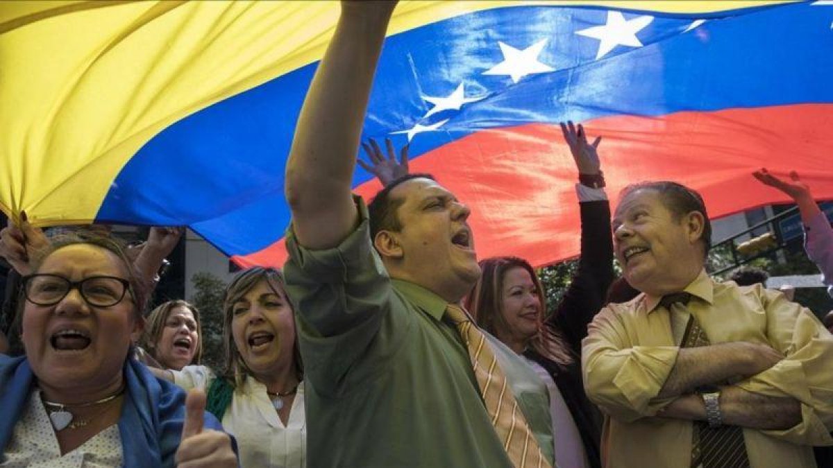 Unos manifestantes reclaman elecciones libres en una protesta contra el presidente Nicolás Maduro en el distrito financiero de Caracas, este miércoles.