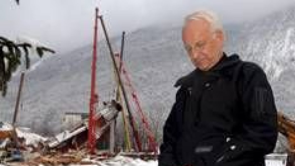 El primer ministro bávaro Edmund Stoiber visita la pista de hielo sobre la que se derrumbó el techo