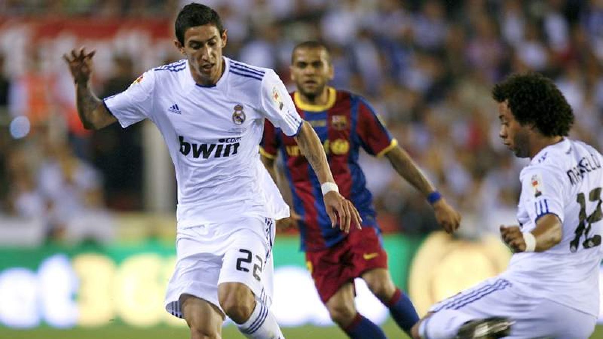 Mourinho apostará por Di María pegado a banda y Marcelo en defensa. Guardiola pondrá a Alves para frenar a Cristiano.