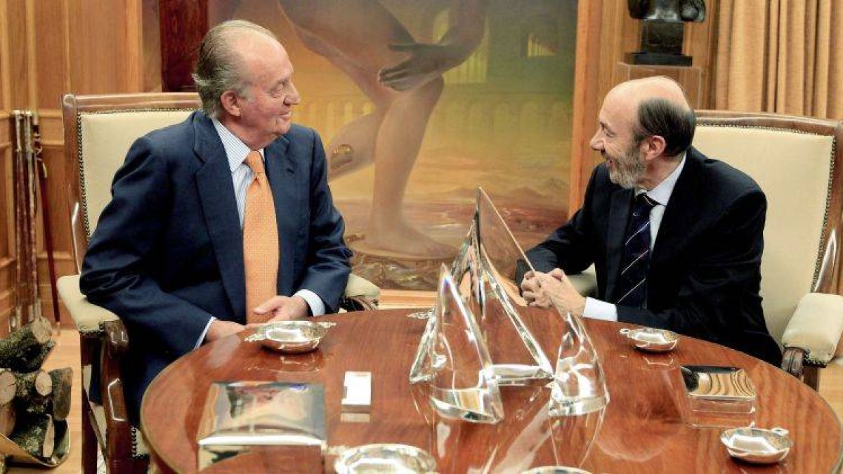 El rey Juan Carlos conversa con el presidente del grupo socialista en el Congreso de los Diputados, Alfredo Pérez Rubalcaba, a quien ha recibido en audiencia en el Palacio de La Zarzuela, en la ronda de consultas del Jefe del Estado para la investidura de