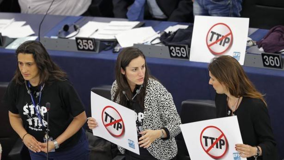 Miembros del Parlamento Europea protestan contra el TTIP en Estrasburgo, el pasado mes de junio.