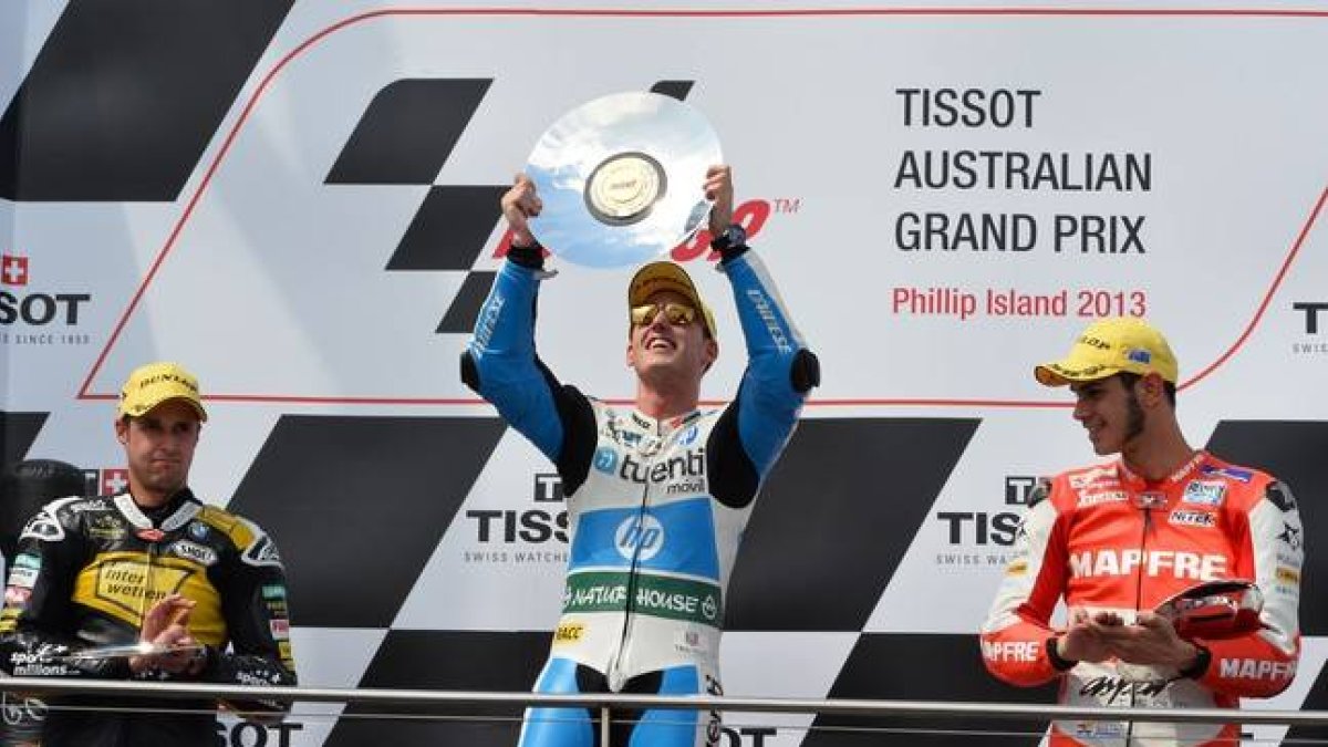 Thomas Luthi, Pol Espargaró y Jordi Torres en el podio de Moto2 en el circuito de Phillip Island, Australia.