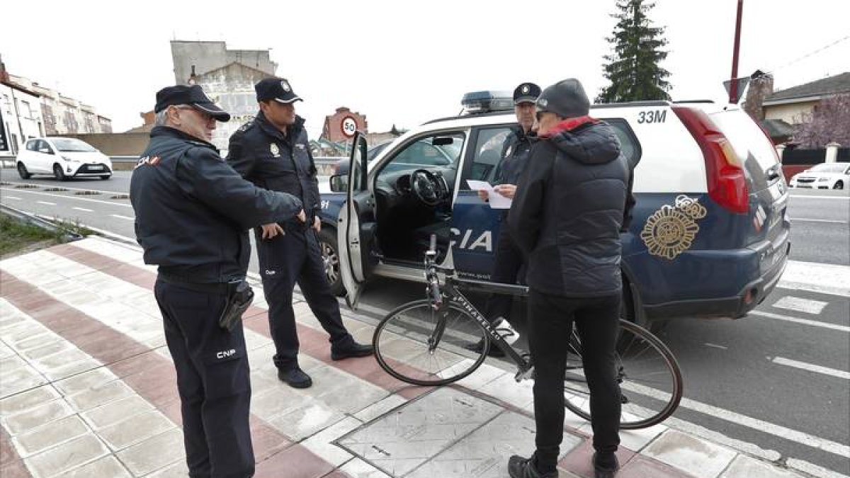 Un control de la Policía hoy en León. RAMIRO