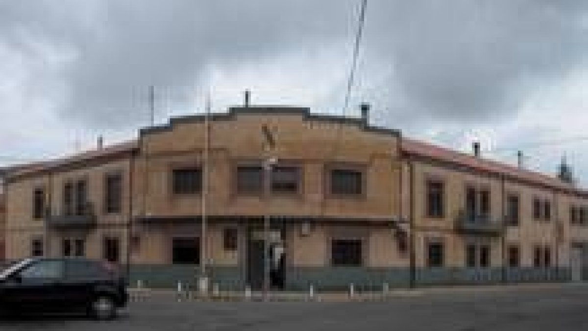 El cuartel actual acogerá de forma provisional el puesto principal de La Bañeza y su comarca