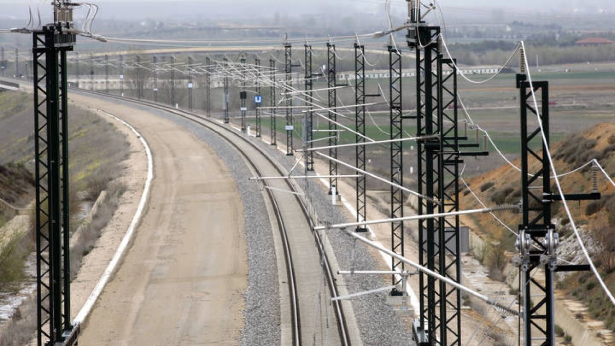 La alta velocidad a León, en Luengos, vía única, y plataforma vacía en el carril paralelo. MARCIANO PÉREZ