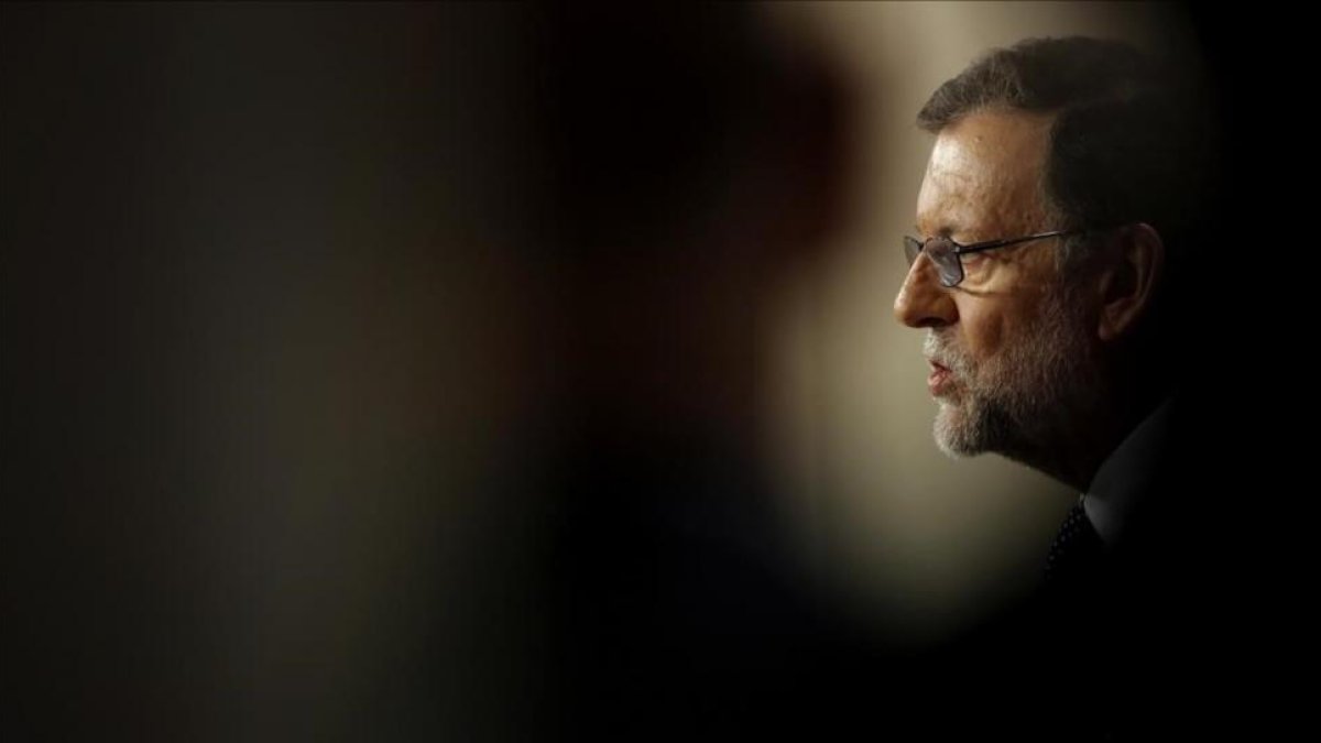 Mariano Rajoy en la rueda de prensa que ha ofrecido tras entrevistarse este lunes con Pedro Sánchez.