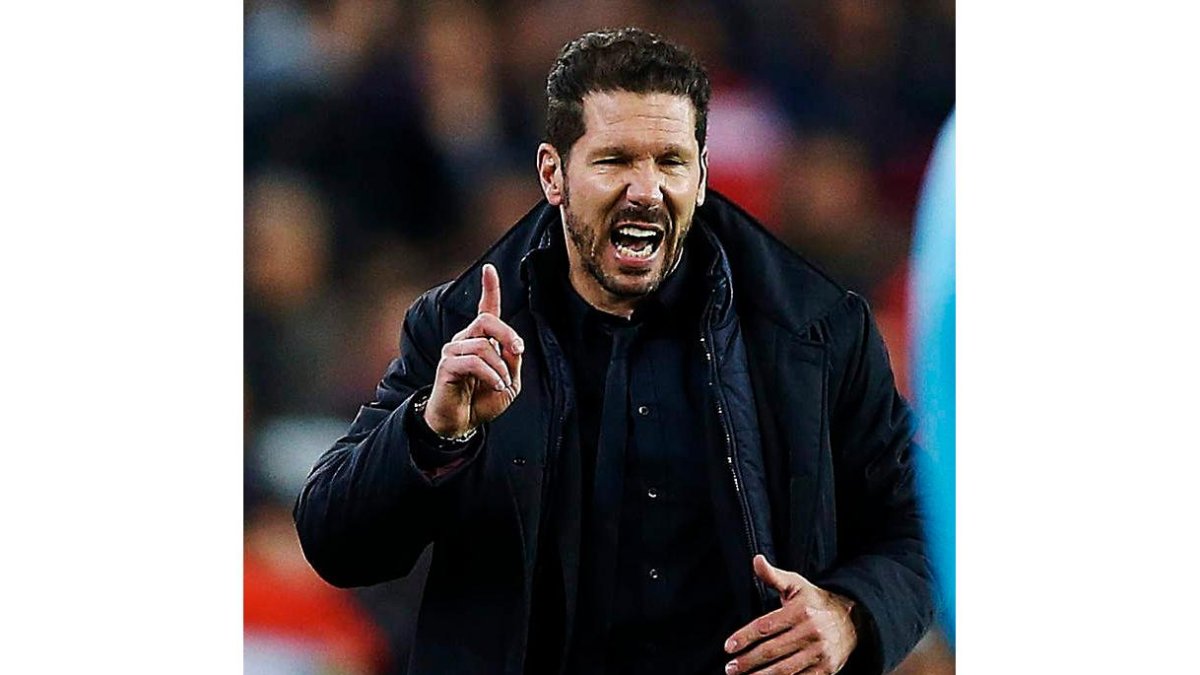 Simeone protesta la expulsión de Fernando Torres. ALEJANDRO GARCÍA