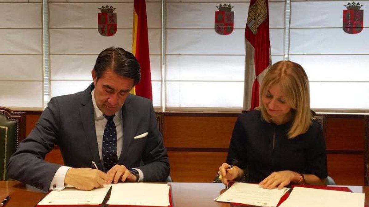 El consejero de Fomento y la alcaldesa de San Andrés firmaron en Valladolid el convenio de cesión. DL