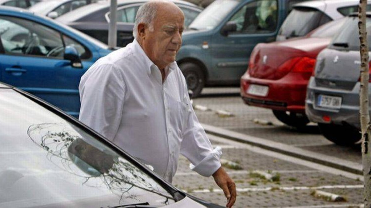 Amancio Ortega, a su llegada al tanatorio donde se vela el cadáver de su exesposa, Rosalía Mera.