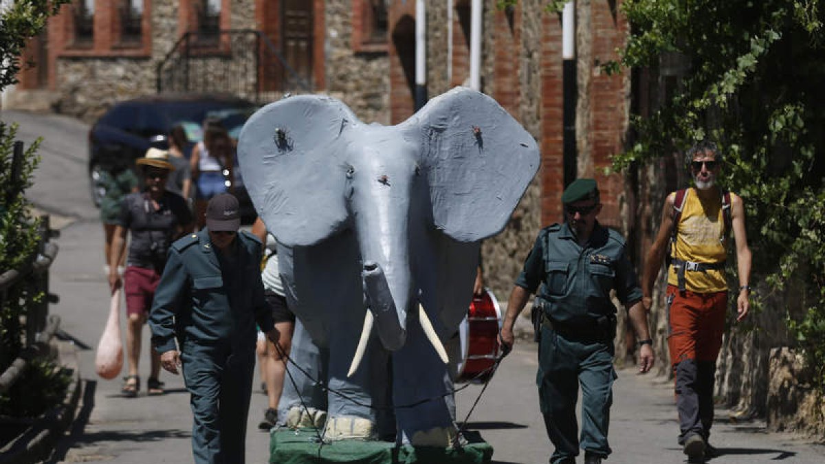El elefante llegando a la plaza del pueblo. F.OTERO