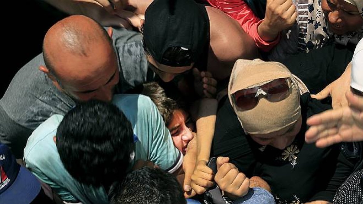 Un grupo de refugiados sirios, durante una revisión en la isla griega de Kos.
