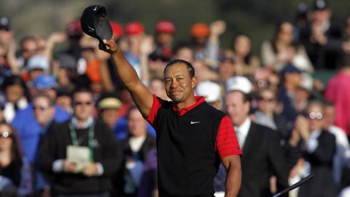 Tiger Woods saluda a sus seguidores tras ganar el torneo Chevron World Challenge, el domingo, en Thousand Oaks (California).