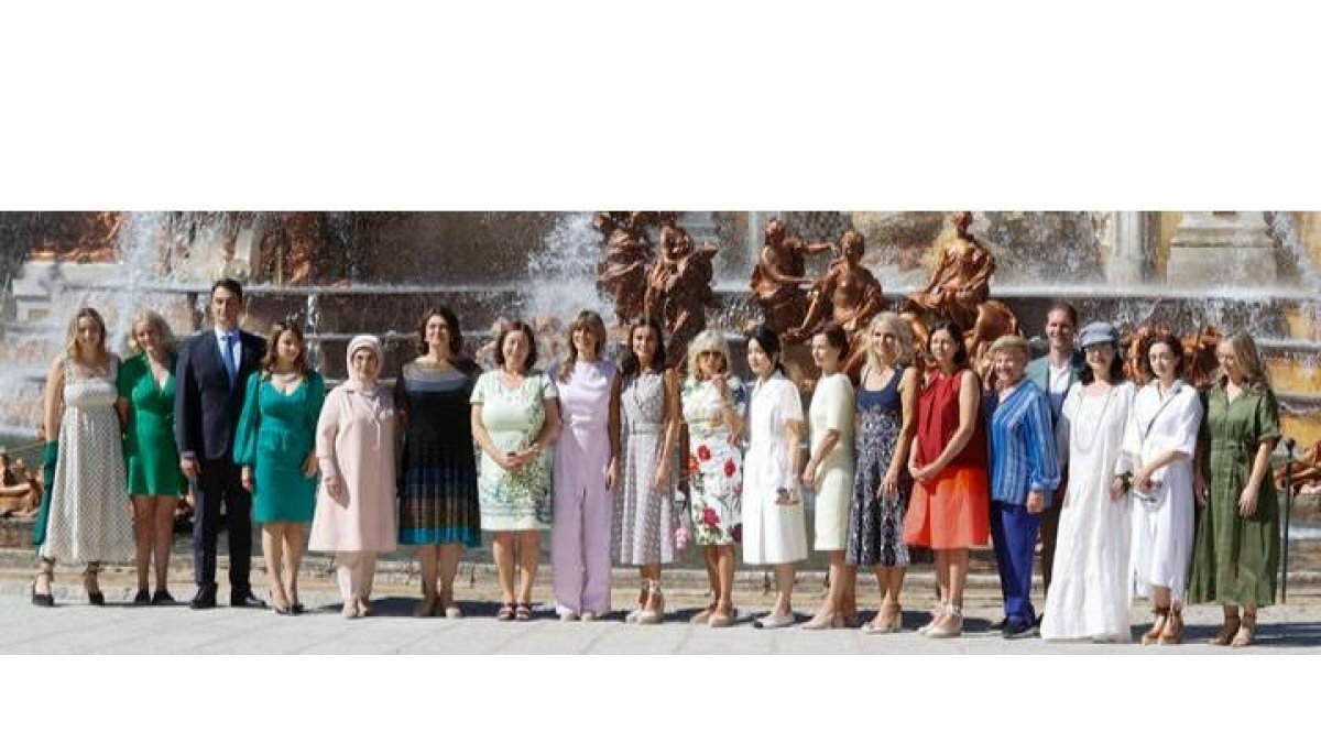 La reina Letizia y la mujer del presidente del Gobierno, Begoña Gómez, posan con los acompañantes de los mandatarios que asisten a la cumbre de la OTAN para la foto de familia de los actos culturales en su honor celebrados en la Granja de San Idelfonso, Segovia. EFE
