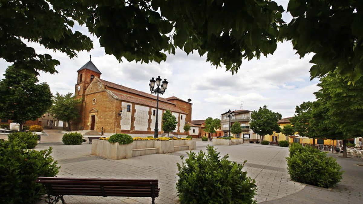 Imagen de la plaza Mayor de Gordoncillo, con la iglesia al fondo. RAMIRO