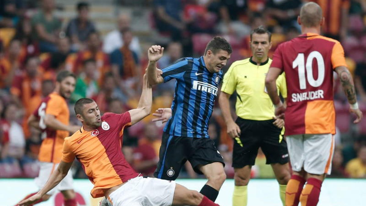 Mateo Kovacic, con el balón en los pies, durante un partido con el Inter de Milán.